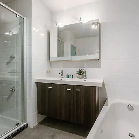 With Lateral Sea View & Private Parking *
